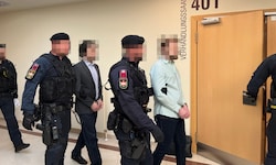 Der 30-Jährige (li.) soll am 5. Juli 2024 abgedrückt haben, der Zweitangeklagte habe ihn ...