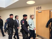 Der 30-Jährige (li.) soll am 5. Juli 2024 abgedrückt haben, der Zweitangeklagte habe ihn bestärkt. (Bild: Sophie Pratschner, Krone KREATIV)