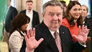 Ludwig wollte mit der vorgezogenen Wahl ein Gegenmodell zu einem möglichen Kanzler Kickl propagieren. Der FPÖ-Chef wurde nicht Kanzler, dafür entwickelte sich die Stimmung im Bund besser als erwartet. (Bild: AFP/JOE KLAMAR)
