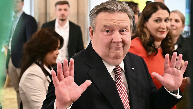 Ludwig wollte mit der vorgezogenen Wahl ein Gegenmodell zu einem möglichen Kanzler Kickl propagieren. Der FPÖ-Chef wurde nicht Kanzler, dafür entwickelte sich die Stimmung im Bund besser als erwartet. (Bild: AFP/JOE KLAMAR)