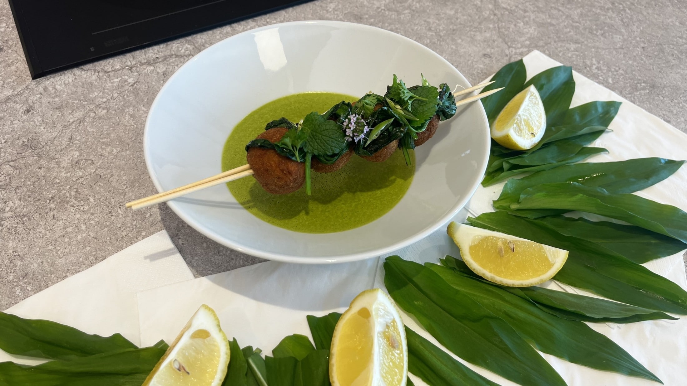 Rezept der Woche - Cremige Bärlauchsuppe und knusprige Garnele | krone.at