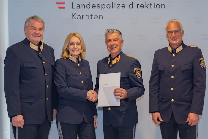 Mailänder mit Landespolizeidirektorin Michaela Kohlweiß (mittig), mit Generalmajor Arthur ...
