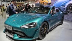 Ein Unfall mit dem Autopilot eines SU7 von Xiaomi, der drei Studentinnen Ende März das Leben kostete, überschattet die Autoshow in Shanghai. (Bild: AFP/HECTOR RETAMAL)