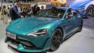 Ein Unfall mit dem Autopilot eines SU7 von Xiaomi, der drei Studentinnen Ende März das Leben kostete, überschattet die Autoshow in Shanghai. (Bild: AFP/HECTOR RETAMAL)