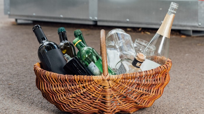 Buntglas und Weißglas getrennt entsorgen.