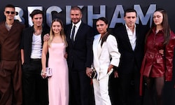 David und Victoria Beckham posieren mit ihren Kindern Romeo, Cruz, Harper und Brooklyn, sowie ...