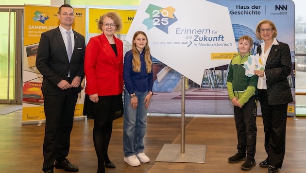 Bildungsdirektor Karl Fritthum mit Landesrätin Teschl-Hofmeister, den Schülern Isabella und Florian und Landeshauptfrau Mikl-Leitner. (Bild: NLK Filzwieser)
