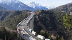 Die Lkw-Kolonnen auf der Europabrücke sind Symbol für die Transitbelastung. (Bild: Birbaumer Christof)