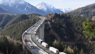 Die Lkw-Kolonnen auf der Europabrücke sind Symbol für die Transitbelastung. (Bild: Birbaumer Christof)