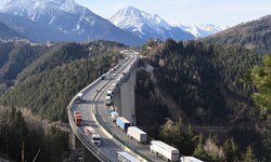 Die Lkw-Kolonnen auf der Europabrücke sind Symbol für die Transitbelastung.