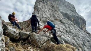 Am kurzen Seil führten die Bergretter das unverletzte Duo sicher zurück zur Bergstation.