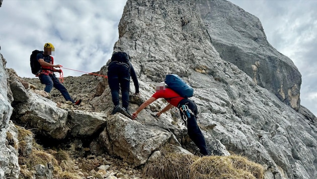 Am kurzen Seil führten die Bergretter das unverletzte Duo sicher zurück zur Bergstation.