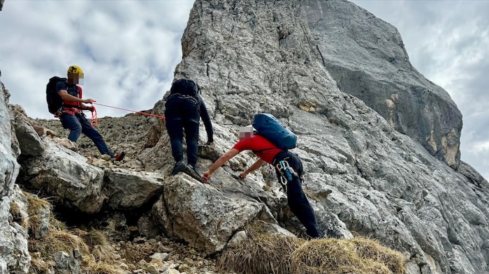 Zwei Finnen kamen im Rofan nicht mehr weiter: Sie trugen nur Turnschuhe.