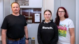 Familie G. vor ihrem Sicherungskasten mit dem neuen Smart Meter (Bild: Roland Hölzl)