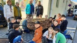 Viele helfende Hände waren dabei, bis das fertige Nest zur Volksschule geliefert wurde.  (Bild: Gemeinde Gols)