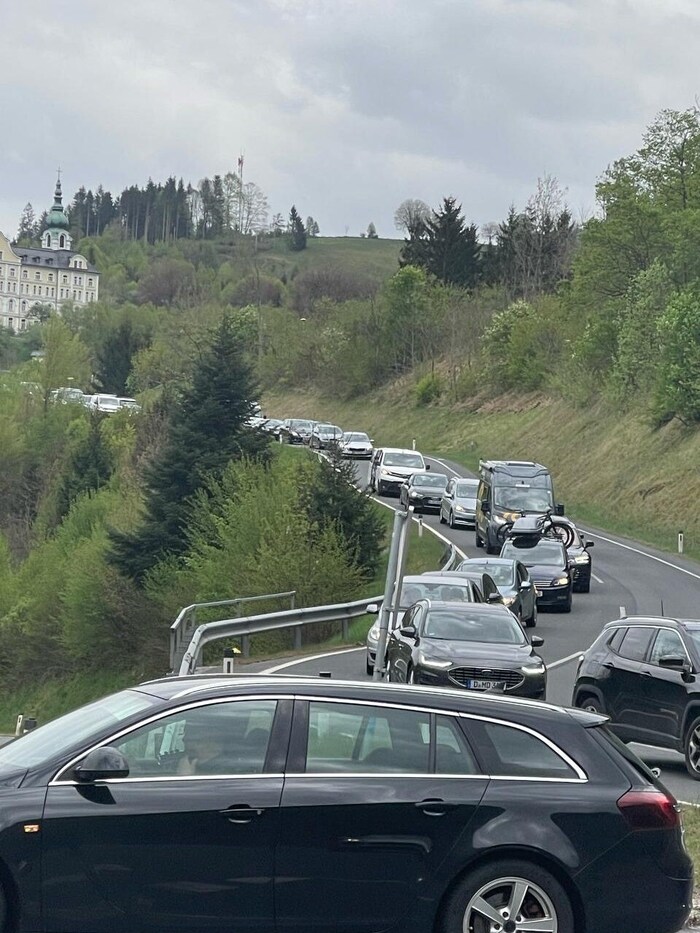Autokolonnen wälzen sich von der Ausfahrt Kreuzberg herunter.