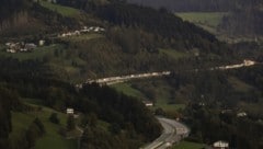 Der Verkehr wälzt sich über die Tauernautobahn. (Bild: Pressefoto Scharinger/Daniel Scharinger)