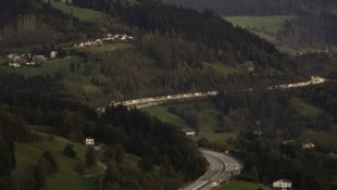 Der Verkehr wälzt sich über die Tauernautobahn.