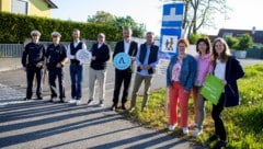 Offiziell eröffnet: Landesrat Heinrich Dorner mit Vertretern der Gemeinde und der Exekutive bei der neuen Schulstraße. (Bild: LMS/DANIEL FENZ)