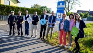 Offiziell eröffnet: Landesrat Heinrich Dorner mit Vertretern der Gemeinde und der Exekutive bei der neuen Schulstraße. (Bild: LMS/DANIEL FENZ)