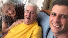 Hermine (92) und Anton (95) mit einem ihrer elf Enkelkinder. (Bild: zVg)