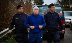Der Mordverdächtige (23) beim Lokalaugenschein am Tatort