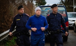 Der Mordverdächtige (23) beim Lokalaugenschein am Tatort