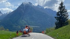 Die Rettungskräfte alarmierten aufgrund der schweren Verletzungen umgehend den Hubschrauber. (Bild: BRK)