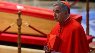 Angelo Becciu ist zwar weiterhin davon überzeugt, dass er rehabilitiert sei, will aber „weiteren Schaden vermeiden“. (Bild: AFP/TIZIANA FABI)
