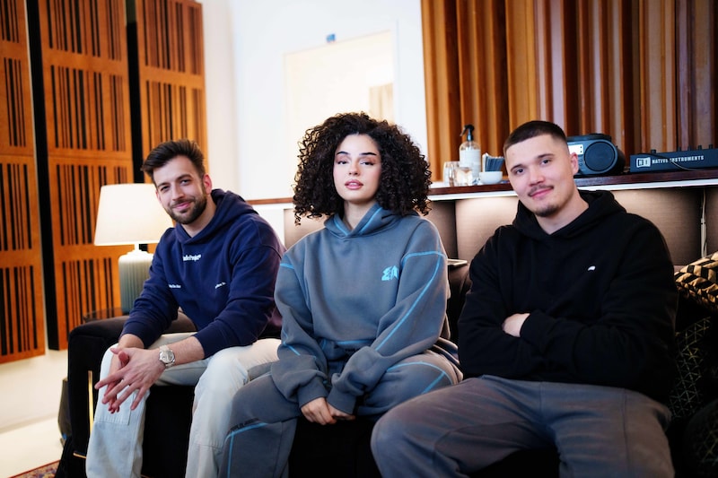 Team Elly: Manager Igor Prosev (li.), Sängerin und Rapperin Elly und Wiener Produzent Florian Moro alias Flouzy.  (Bild: Eva Manhart)