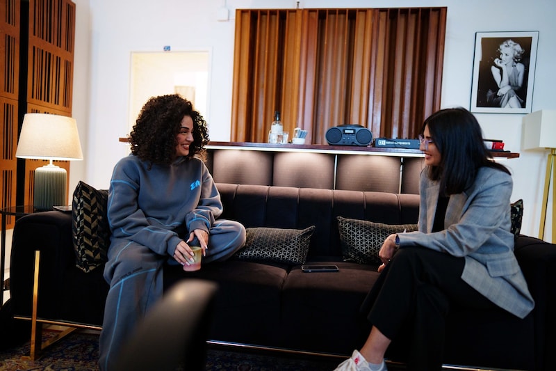 „Krone“- Reporterin Nadi Adana sprach mit Newcomerin Elly über Karriere, Musik und geplante Auftritte. (Bild: Eva Manhart)
