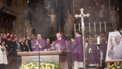 Gläubige, Kirchenvertreter, Politiker: Zur Seelenmesse für den Papst im Stephansdom waren zahlreiche Menschen gekommen. (Bild: Erzdiözese Wien/Stephan Schönlaub)