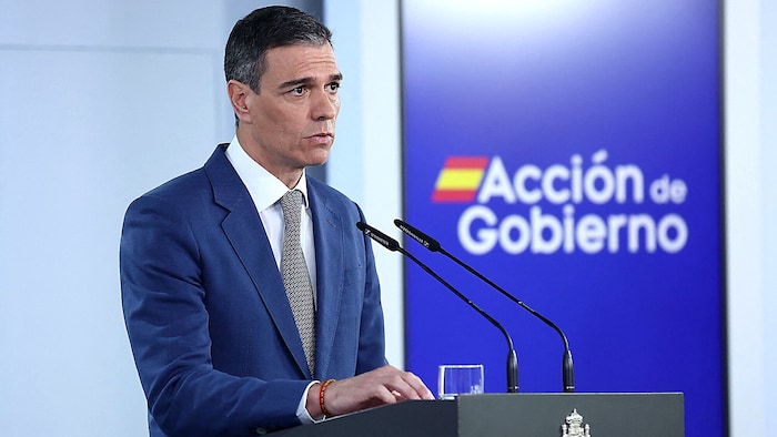 Spaniens Regierungschef Pedro Sánchez schwört das Volk auf „einige kritische Stunden“ ein.