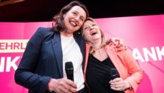 Die pinke Doppelspitze Bettina Emmerling (re.) und Selma Arapović darf jubeln. (Bild: APA/GEORG HOCHMUTH)