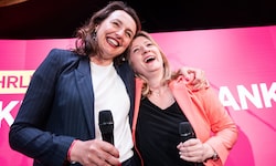 Die pinke Doppelspitze Bettina Emmerling (re.) und Selma Arapović darf jubeln.
