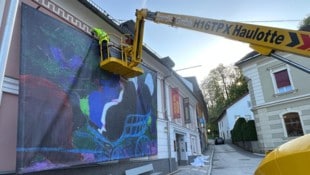 Die Fassaden am Bleiburger Hauptplatz wurden wieder kunstvoll verziert.  (Bild: Arthur Ottowitz)