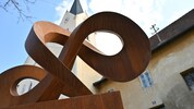 Sehr aussagekräftige Skulptur von Andres Klimbacher – bei der Schau „Hoffnung Leben“