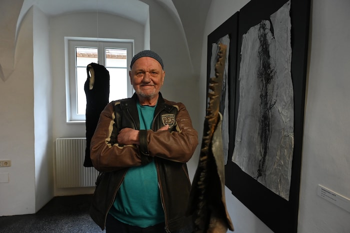 Fritz Unegg zeigt auch seinen Keramikwächter.