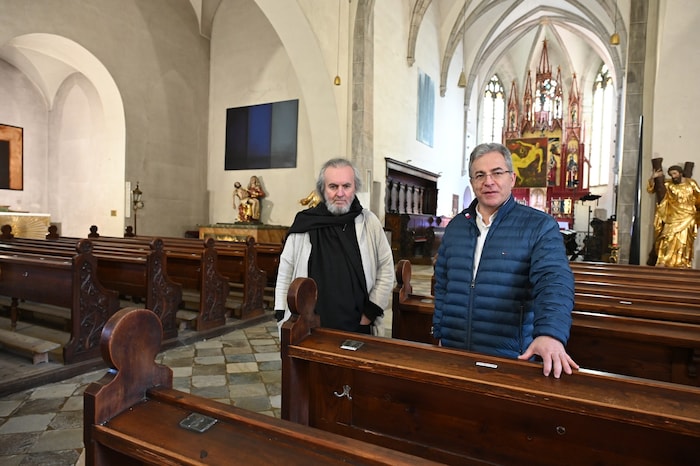 Dechant Gerfried Sitar (re) kämpft um Erhalt der Domkirche. Manfred Mörth hat die Schau ...