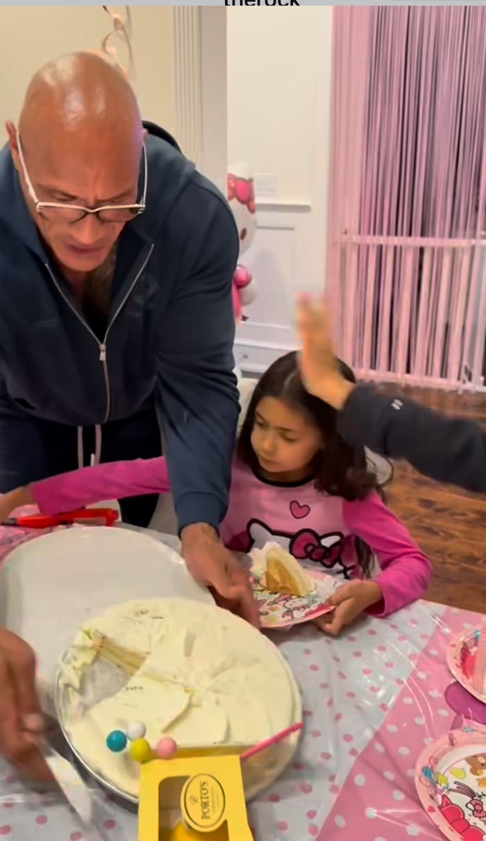 Hier verhindert Papa „The Rock“ gerade noch Schlimmeres ...