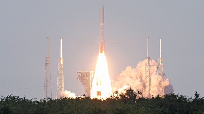 Der Start der Atlas-V-Rakete mit den Kuiper-Satelliten an Bord