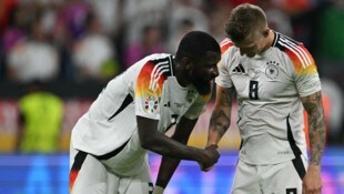 Toni Kroos (r.) steht Antonio Rüdiger zur Seite.