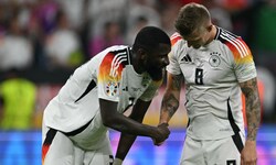 Toni Kroos (r.) steht Antonio Rüdiger zur Seite.