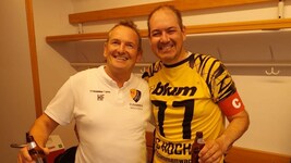 Trainer Heinz Fladenhofer mit Torschütze Bernhard Schertler. (Bild: Verein)