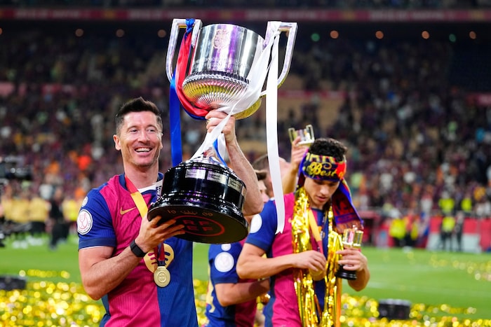 Robert Lewandowski spielte zwar nicht, jubelte im Rahmen des Cup-Finales aber mit Barca.