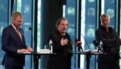 Landeshauptmann Thomas Stelzer (li.); Intendant Hermann Schneider (Mitte), Chefdirigent Markus Poschner  (Bild: PETRA MOSER)