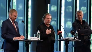 Landeshauptmann Thomas Stelzer (li.); Intendant Hermann Schneider (Mitte), Chefdirigent Markus Poschner  (Bild: PETRA MOSER)
