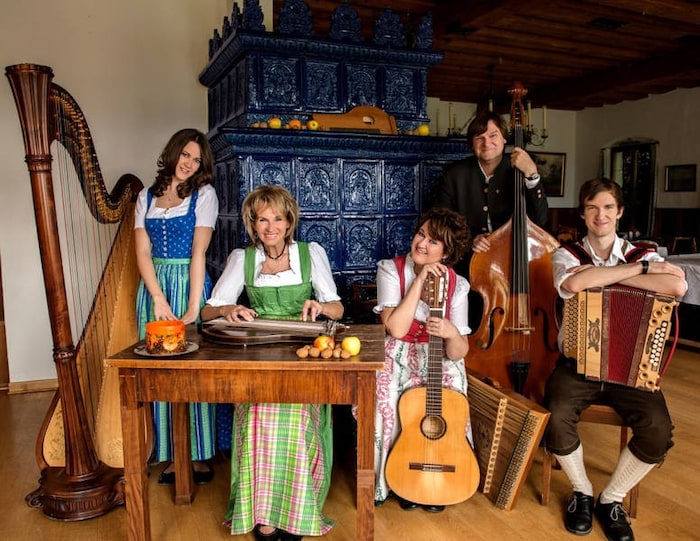 Das Salzkammergut Mariensingen findet in der Lauffner Wallfahrtskirche „Maria im Schatten“ statt. Hochkarätige Sänger- und Musikgruppen wie die Familienmusik Eder-Hutter (am Bild) sind dabei. Kosten: 11 bis 22 Euro Datum: Sonntag, 4. Mai, um 16 Uhr Infolink: www.salzkammergut.at