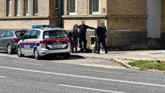 Bei Eintreffen der Polizei hatte sich der sichtlich beeinträchtigte Mann auf den Fußgängerweg verlagert. (Bild: Weichhart Petra, Krone KREATIV)