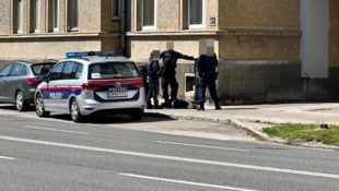 Bei Eintreffen der Polizei hatte sich der sichtlich beeinträchtigte Mann auf den Fußgängerweg verlagert. (Bild: Weichhart Petra, Krone KREATIV)